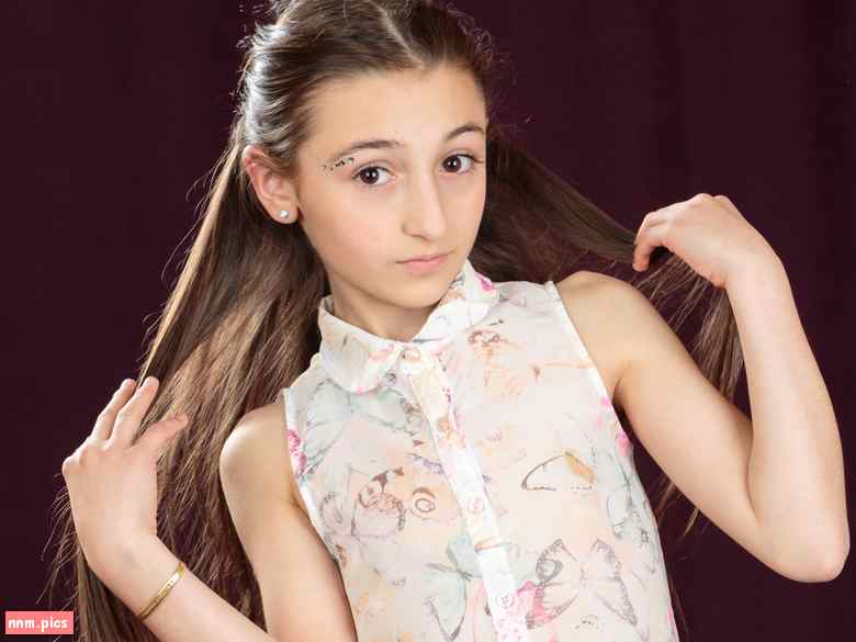 Secret Stars – Julia (8 sets, 12 vids)